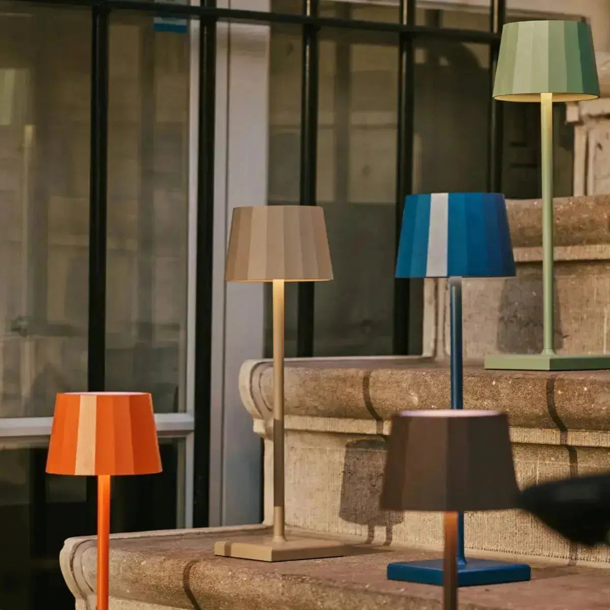 Combiset Professioneel | 8 x Wouter Delfts Blauw Oplaadbare Tafellampen & 1 x Centraal Station Oplaadstation