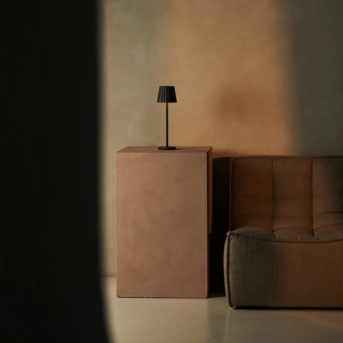 Maya Olijfgroene Geribbelde Tafellamp | 3 lichtmodi, oplaadbaar via laadstation