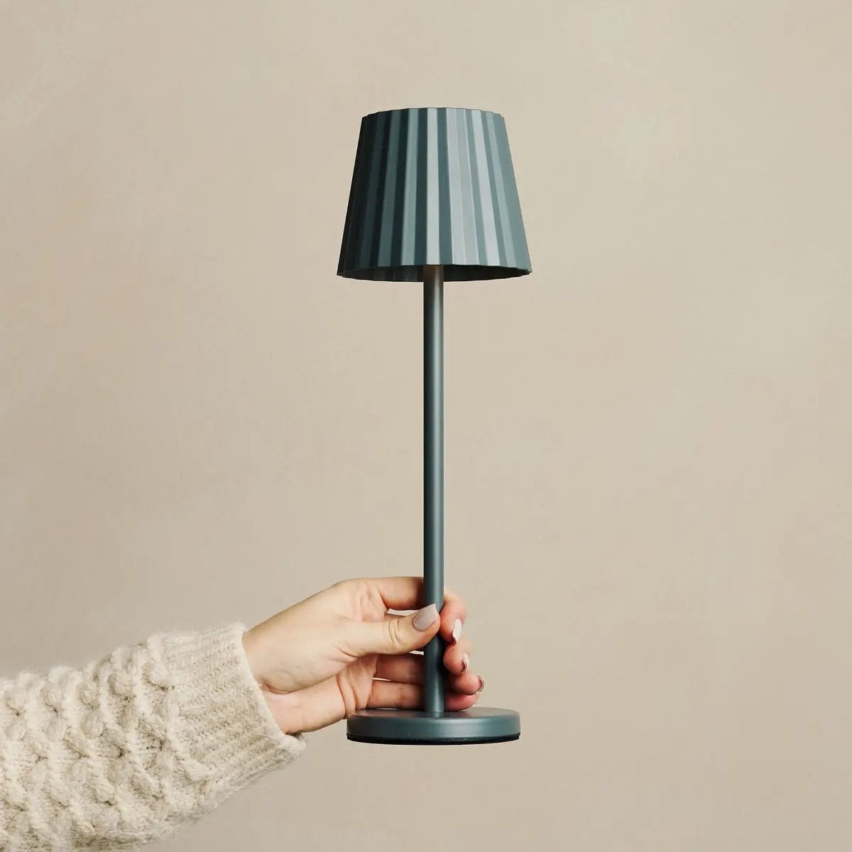 Combiset Professioneel | 8 x May steengrijze oplaadbare tafellampen en 1 x laadstation voor het Central Station