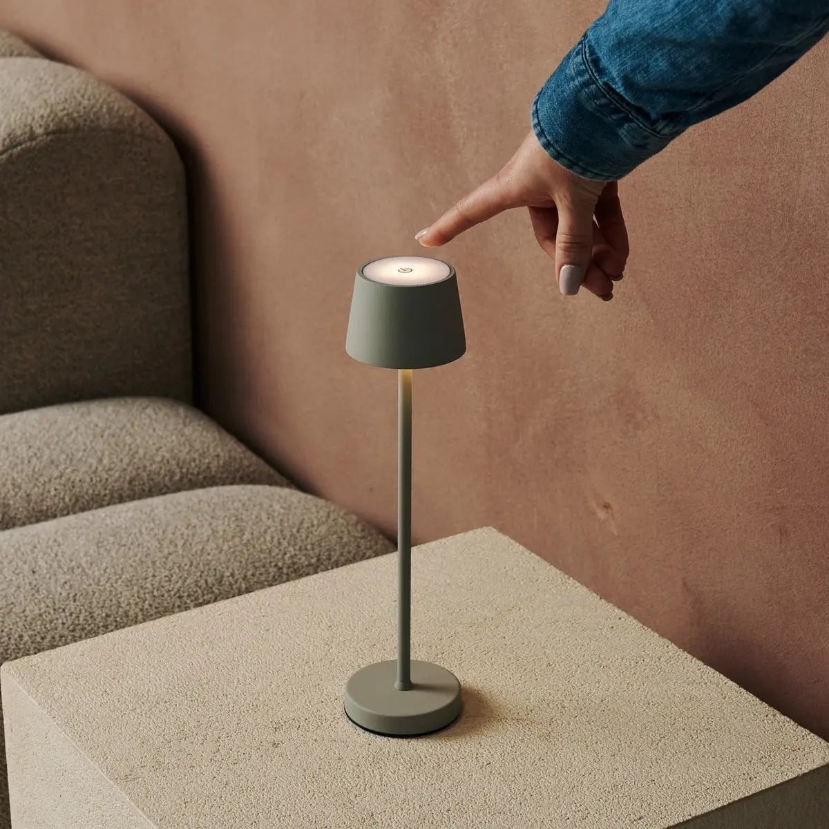 Combiset Professioneel | 8 x Vondel Mini Schaduwgrijs Oplaadbare Tafellampen & 1 x Centraal Station Oplaadstation