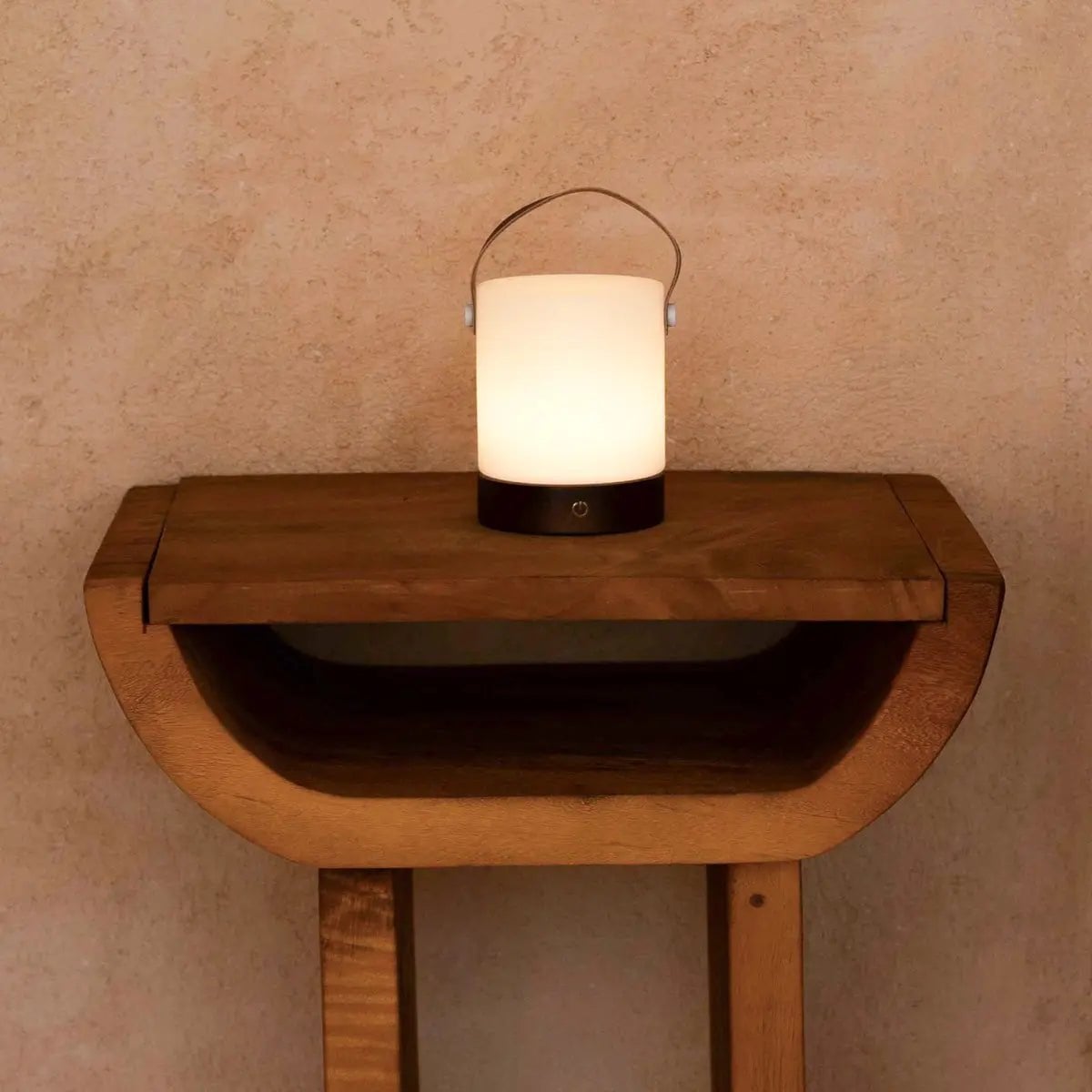 Avery Donkerbruine Oplaadbare Houten Tafellamp | Leren band, draadloos en dimbaar