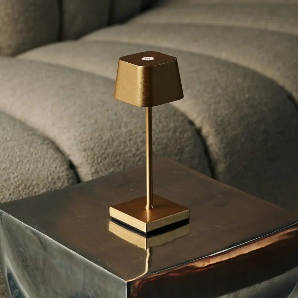 Combiset Professioneel | 8 x Sarphati Mini Gold oplaadbare tafellampen en 1 x laadstation voor het centraal station