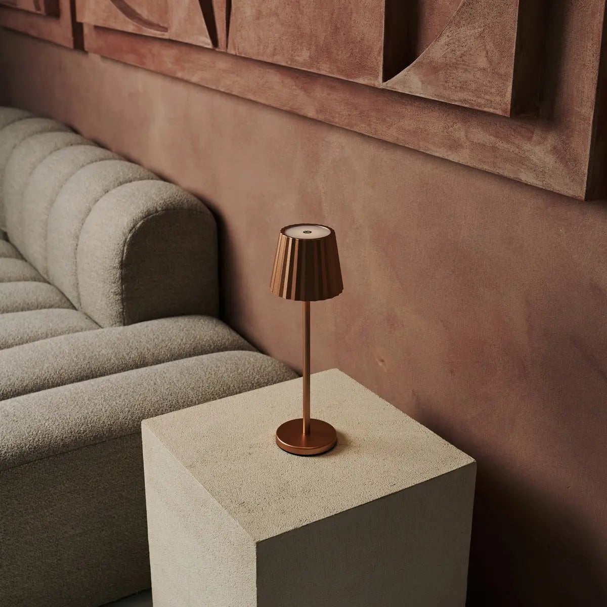 Maya koperen geribbelde tafellamp | 3 lichtmodi en oplaadbaar via laadstation