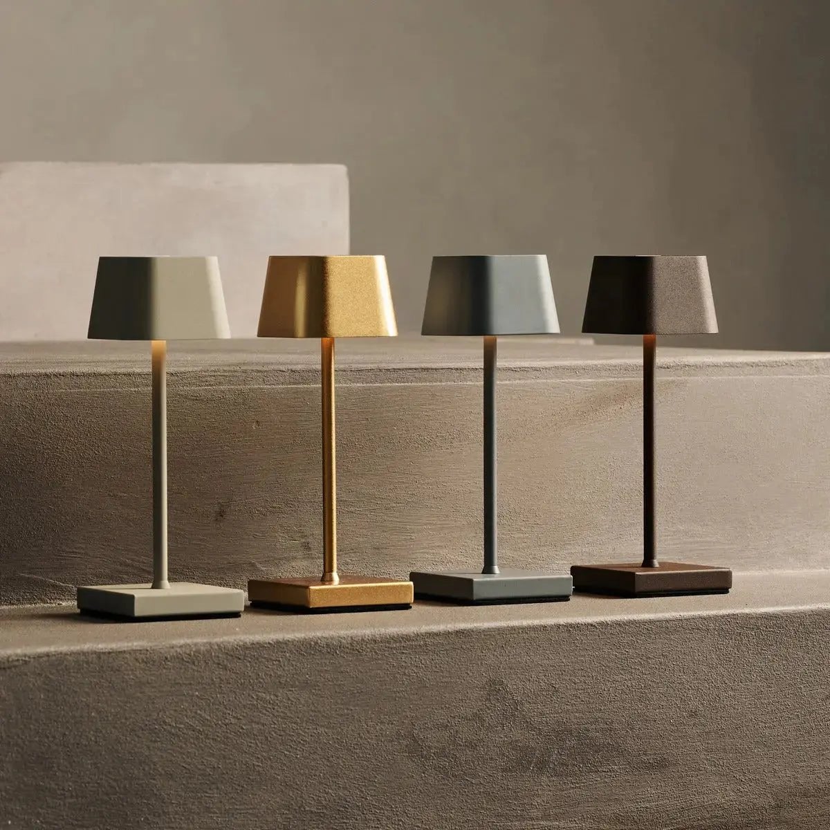 Combiset Professioneel | 8 x Sarphati Mini Mokka Bruin Oplaadbare Tafellampen & 1 x Centraal Station Oplaadstation