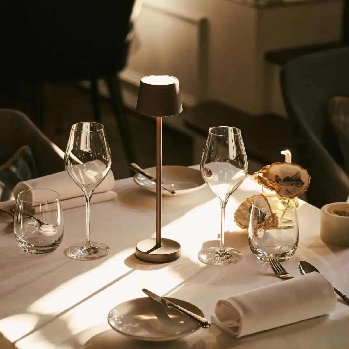 Combiset Professioneel | 4 x Vondel Mini Mokka Bruin Oplaadbare Tafellampen & 1 x Amstel Oplaadstation