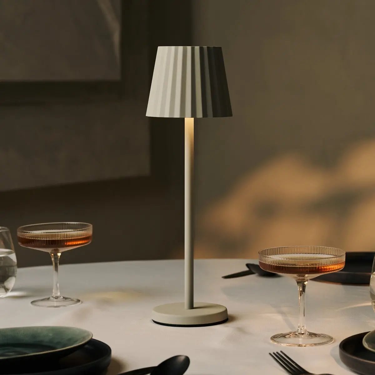 Maya Schaduwgrijze Geribbelde Tafellamp | 3 lichtmodi en oplaadbaar via laadstation