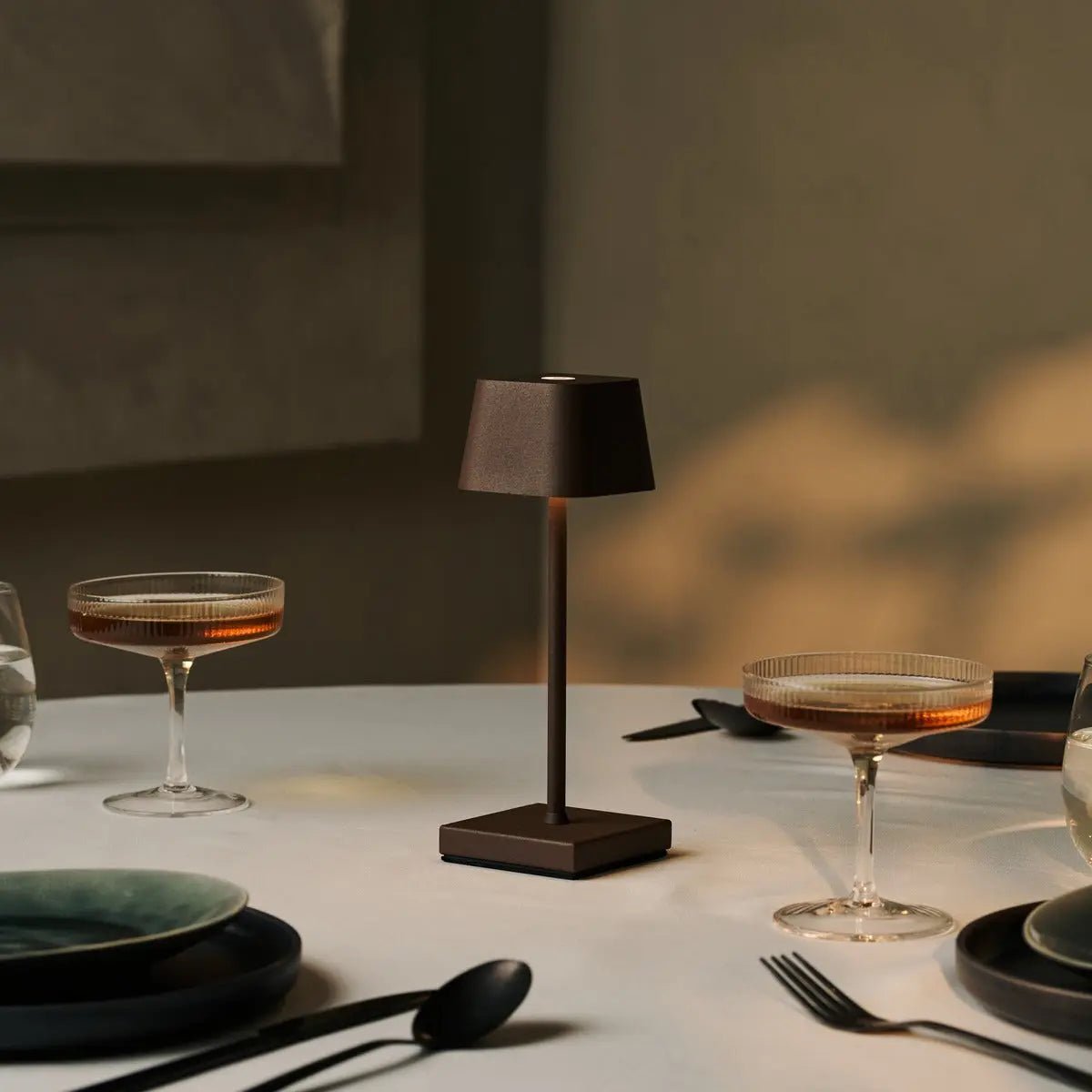 Combiset Professioneel | 8 x Sarphati Mini Mokka Bruin Oplaadbare Tafellampen & 1 x Centraal Station Oplaadstation