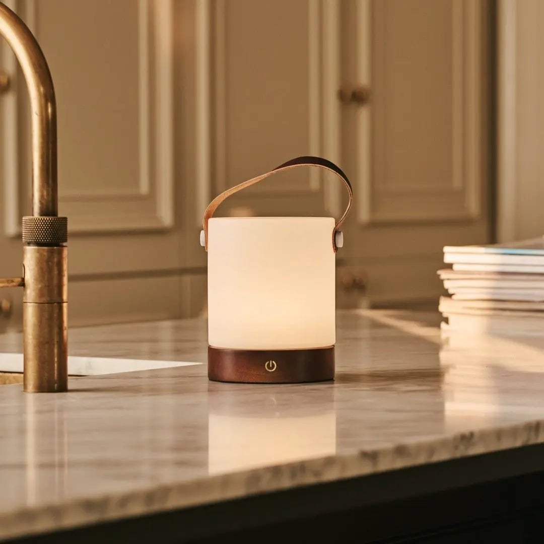 Avery Donkerbruine Oplaadbare Houten Tafellamp | Leren band, draadloos en dimbaar