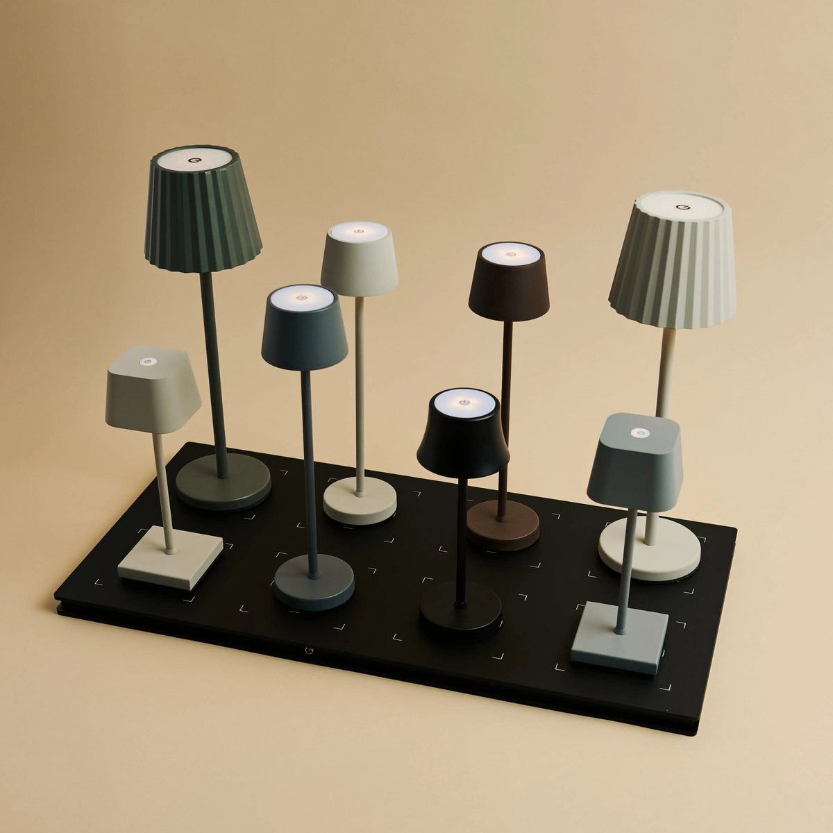 Combiset Professioneel | 8 x Sarphati Mini Shadow Grey oplaadbare tafellampen en 1 x Central Station-oplaadstation