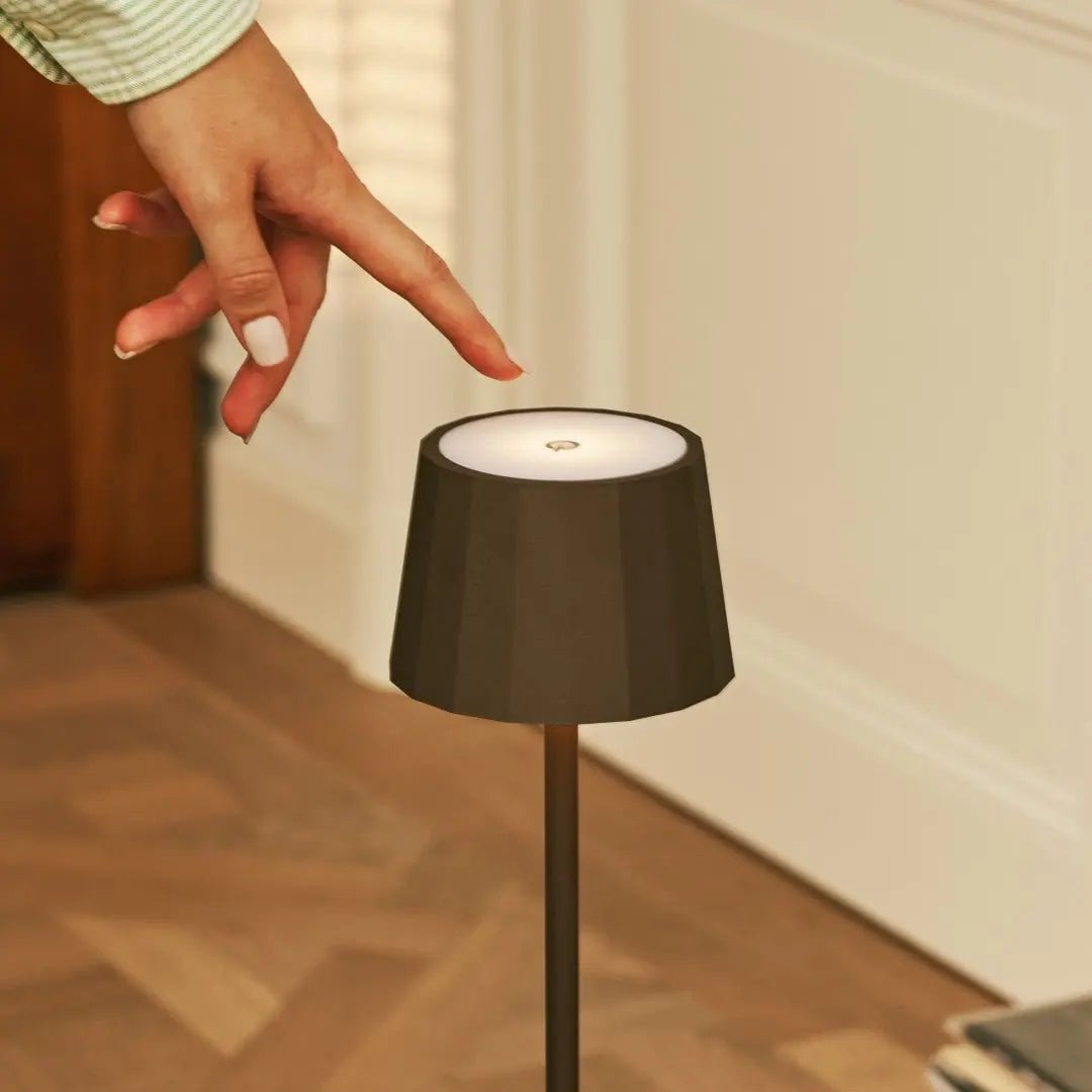 Combiset Professioneel | 4 x Wouter Mokkabruin Oplaadbare Tafellampen & 1 x Amstel Oplaadstation