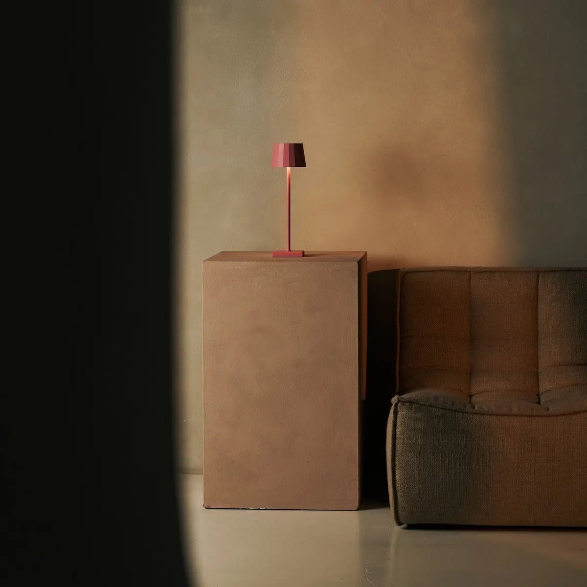 Wouter Flamingo Roze Oplaadbare Tafellamp | Draadloos opladen en batterijduur van 120 uur