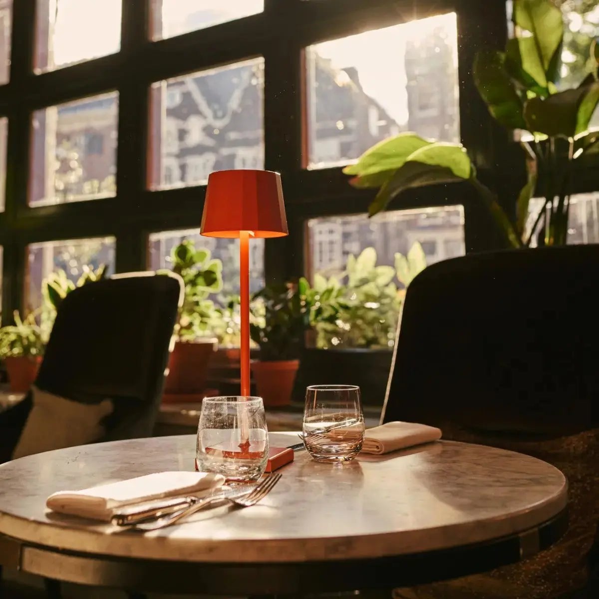 Combiset Professioneel | 4 x Wouter Blossom Oranje Oplaadbare Tafellampen & 1 x Amstel Oplaadstation