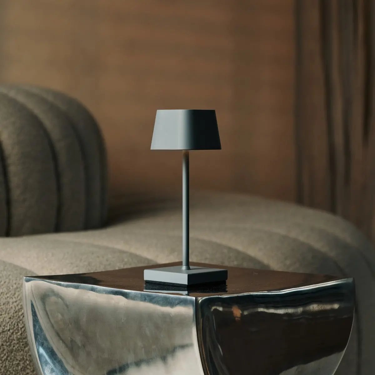 Combiset Professioneel | 8 x Sarphati Mini Mouse grijze oplaadbare tafellampen en 1 x laadstation voor het Central Station