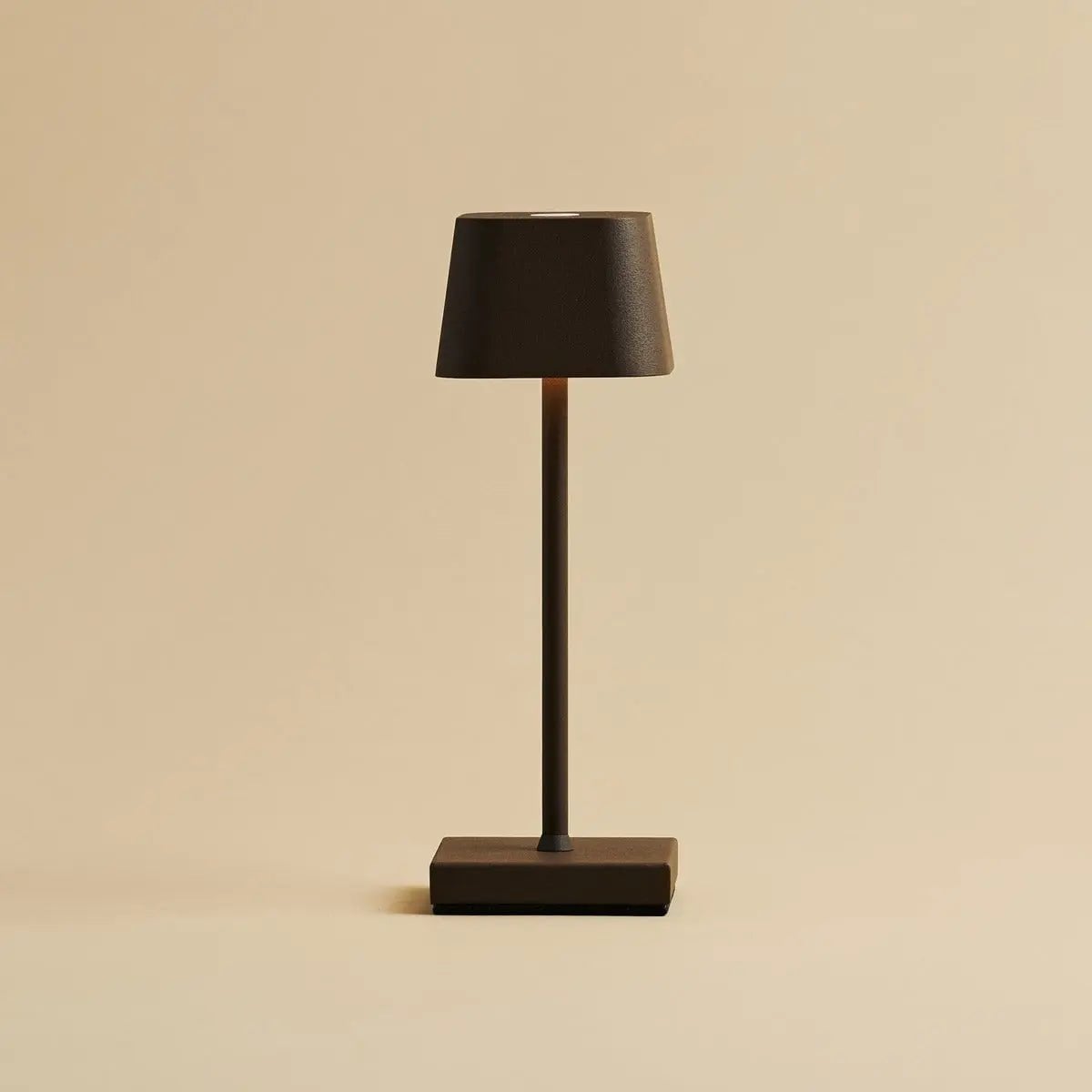 Combiset Professioneel | 4 x Sarphati Mini Mokka Bruin Oplaadbare Tafellampen & 1 x Amstel Oplaadstation