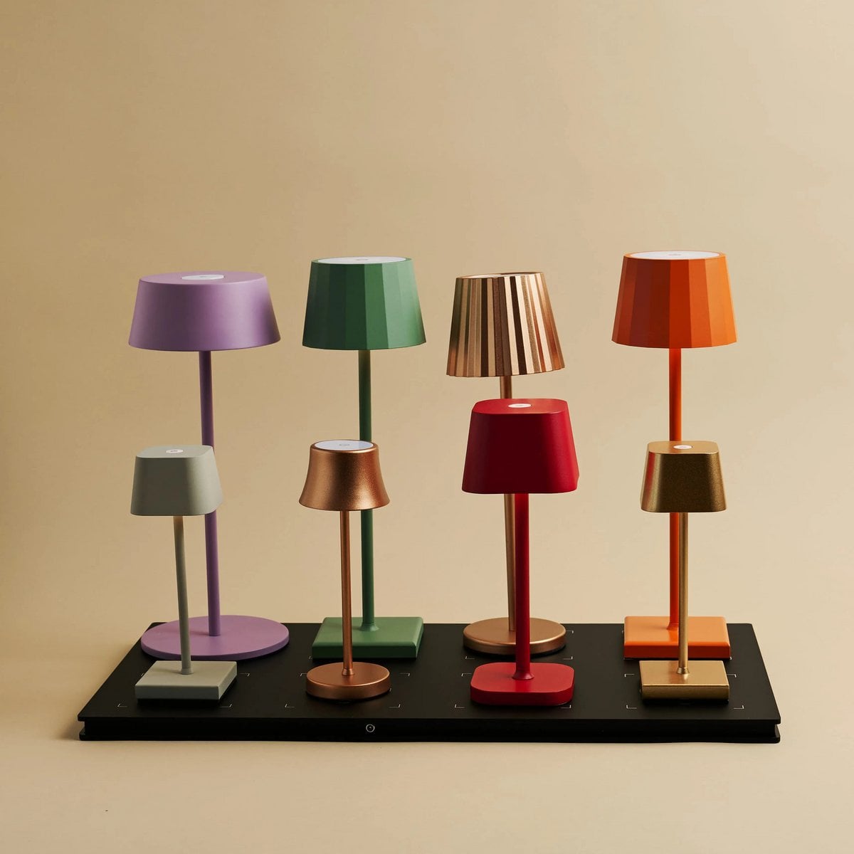 Combiset Professioneel | 8 x Wouter Sage Green oplaadbare tafellampen en 1 x Central Station laadstation