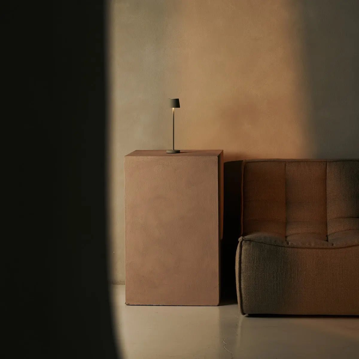 Combiset Professioneel | 4 x Vondel Mini Shadow Grey oplaadbare tafellampen en 1 x Amstel laadstation