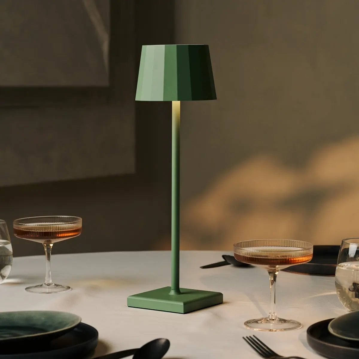 Wouter Saliegroene Oplaadbare Tafellamp | Draadloos opladen en batterijduur van 120 uur