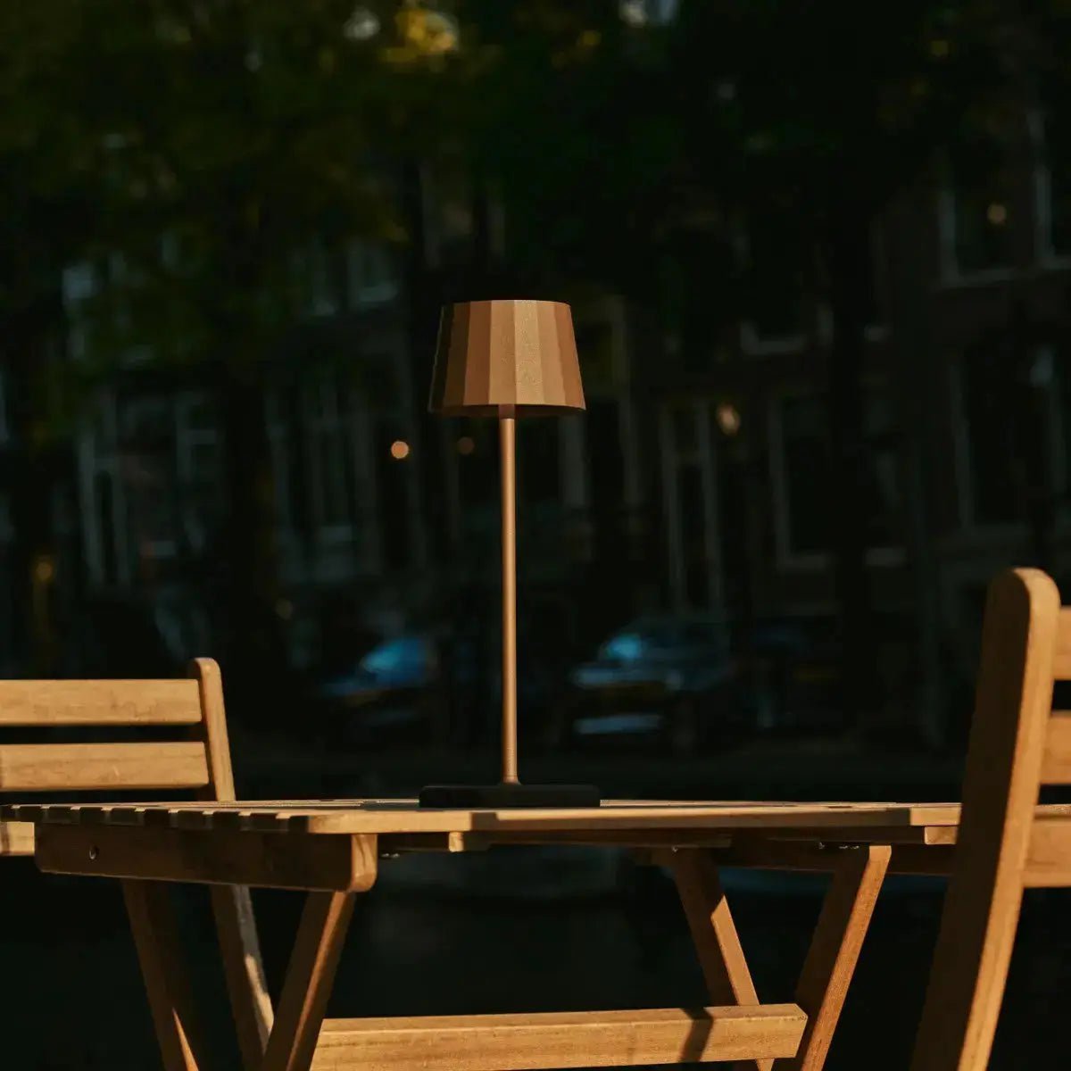 Combiset Professioneel | 4 x Wouter Mokkabruin Oplaadbare Tafellampen & 1 x Amstel Oplaadstation