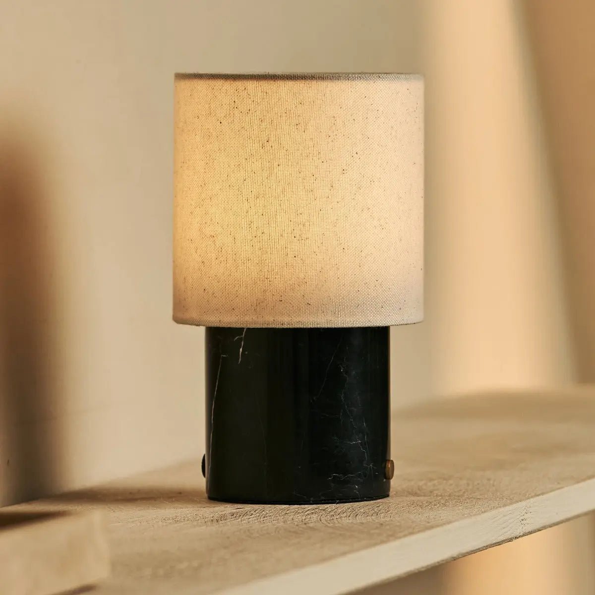 Dou Zwart – Nero Marquina Marmeren Oplaadbare Tafellamp | Batterij, dimbare en verwisselbare lampenkap