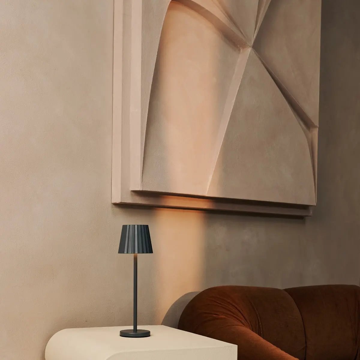 Maya steengrijze geribbelde tafellamp gemaakt | 3 lichtmodi en oplaadbaar via laadstation