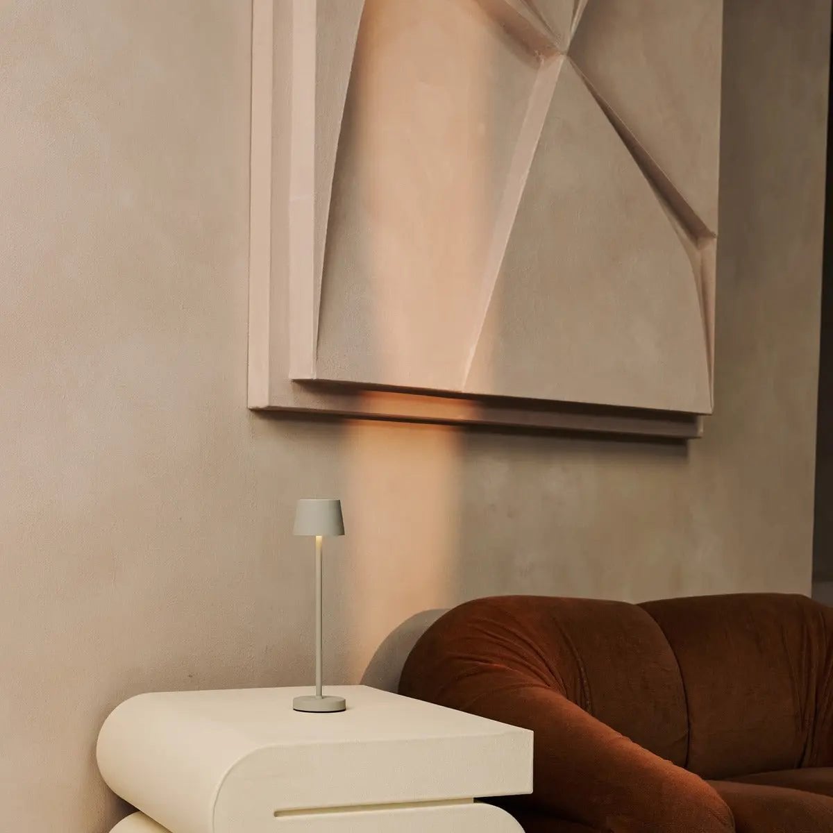 Combiset Professioneel | 8 x Vondel Mini Schaduwgrijs Oplaadbare Tafellampen & 1 x Centraal Station Oplaadstation