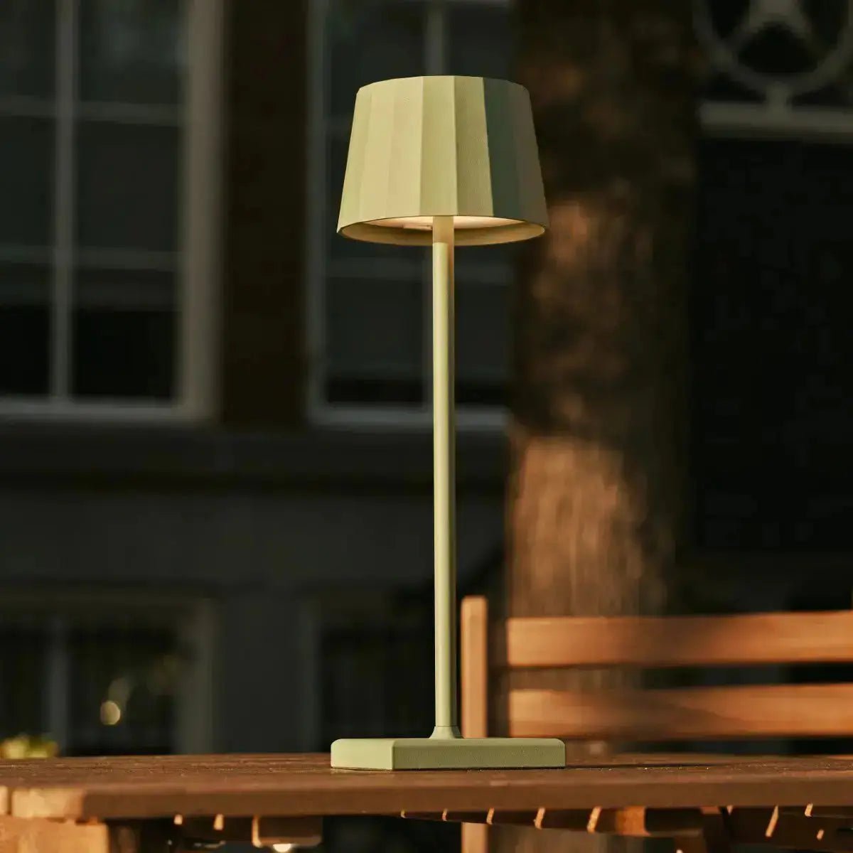 Wouter Saliegroene Oplaadbare Tafellamp | Draadloos opladen en batterijduur van 120 uur