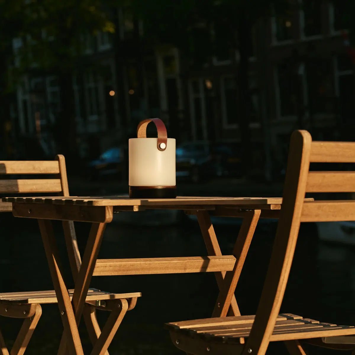 Avery Donkerbruine Oplaadbare Houten Tafellamp | Leren band, draadloos en dimbaar