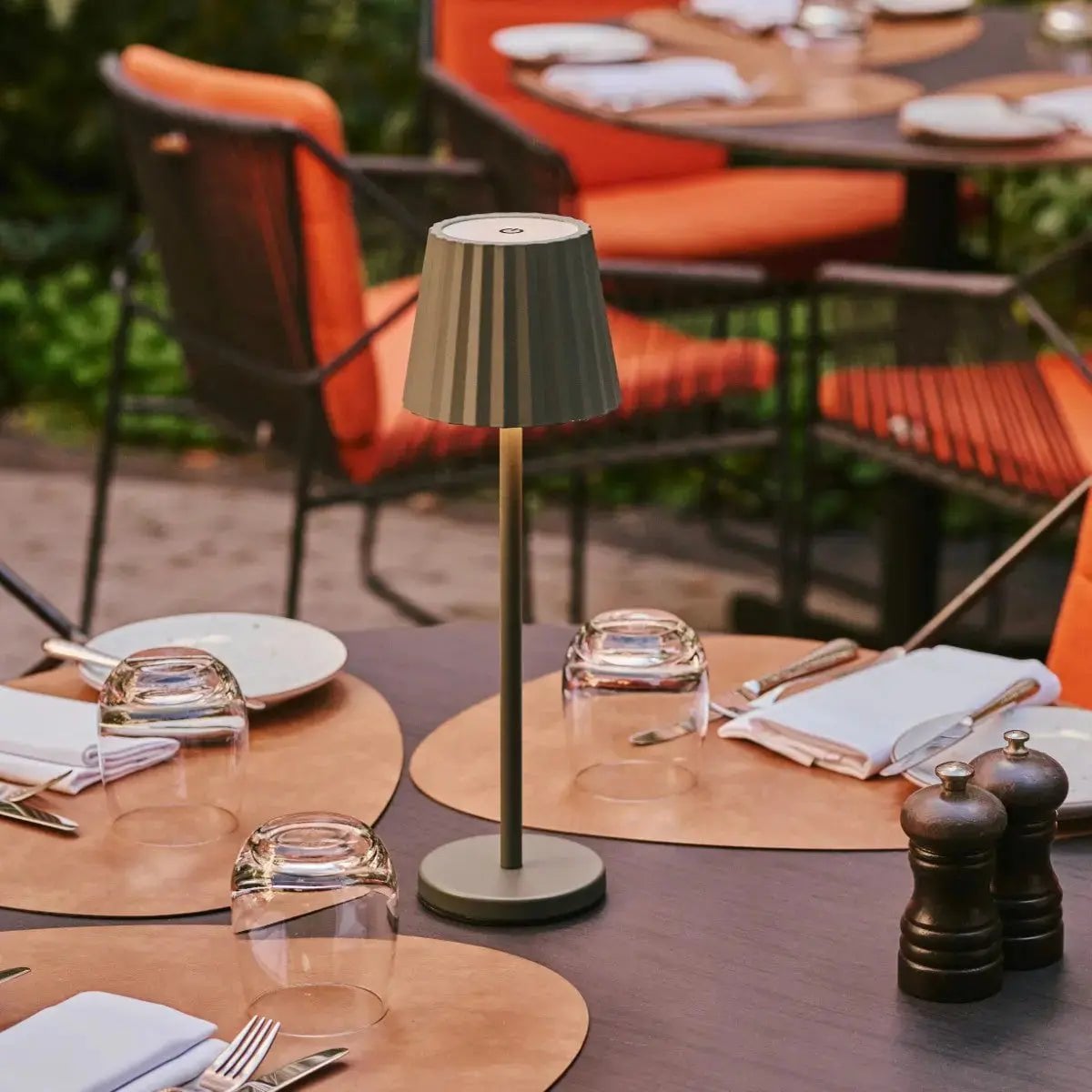 Maya Olijfgroene Geribbelde Tafellamp | 3 lichtmodi, oplaadbaar via laadstation