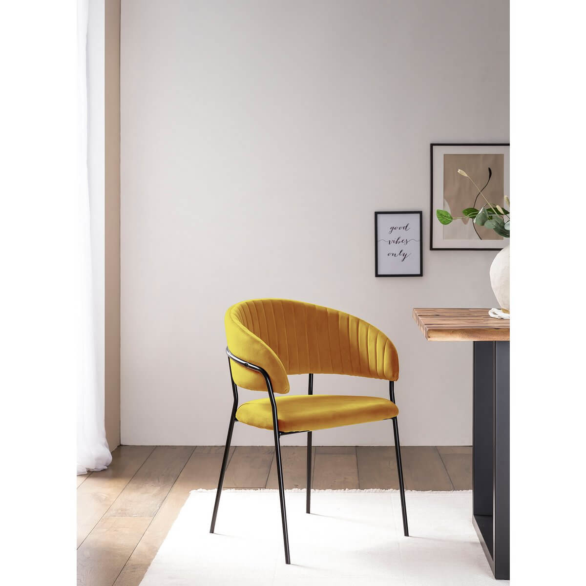 Yellow velvet chair with quilted back - SalesFever