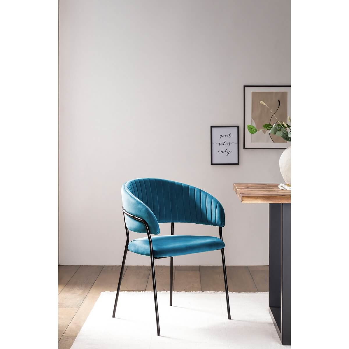 Velvet chair with turquoise back quilting - SalesFever