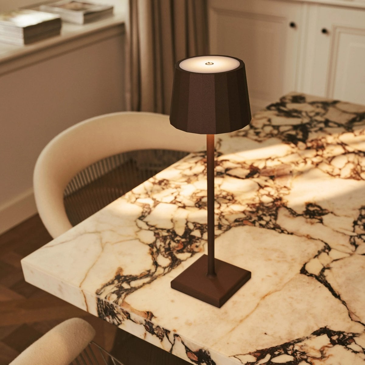 Wouter Mokka Bruin Oplaadbare Tafellamp | Draadloos opladen en batterijduur van 120 uur