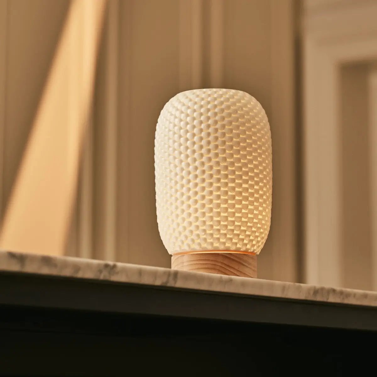 Aurora Lichtbruine Houten Snoerloze Tafellamp | 3D-geprint porselein, dimbaar en batterijduur tot 100 uur