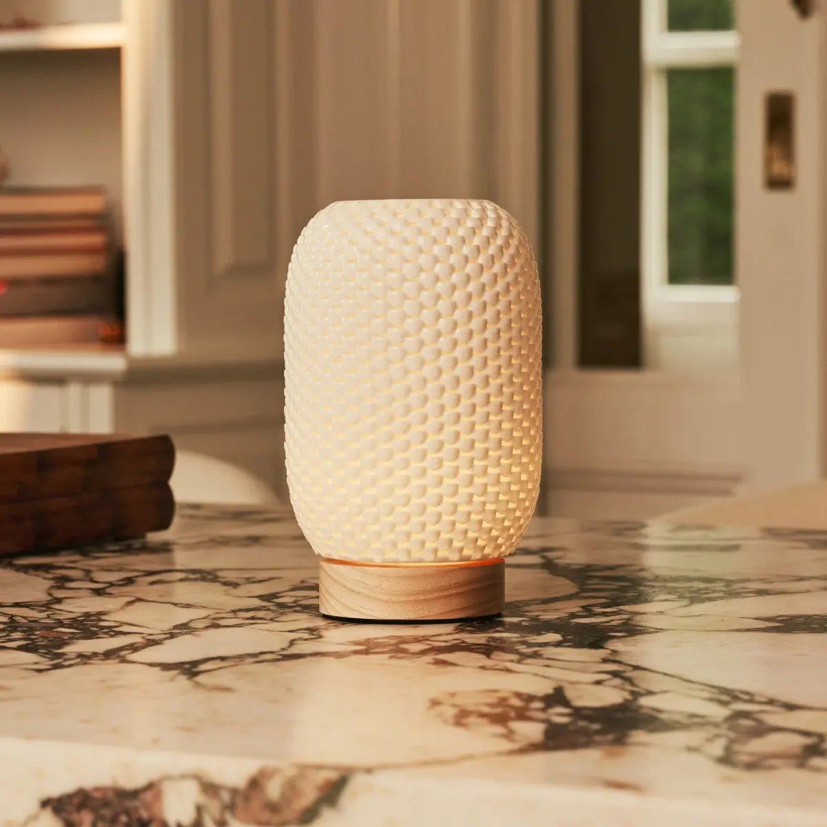 Aurora Lichtbruine Houten Snoerloze Tafellamp | 3D-geprint porselein, dimbaar en batterijduur tot 100 uur