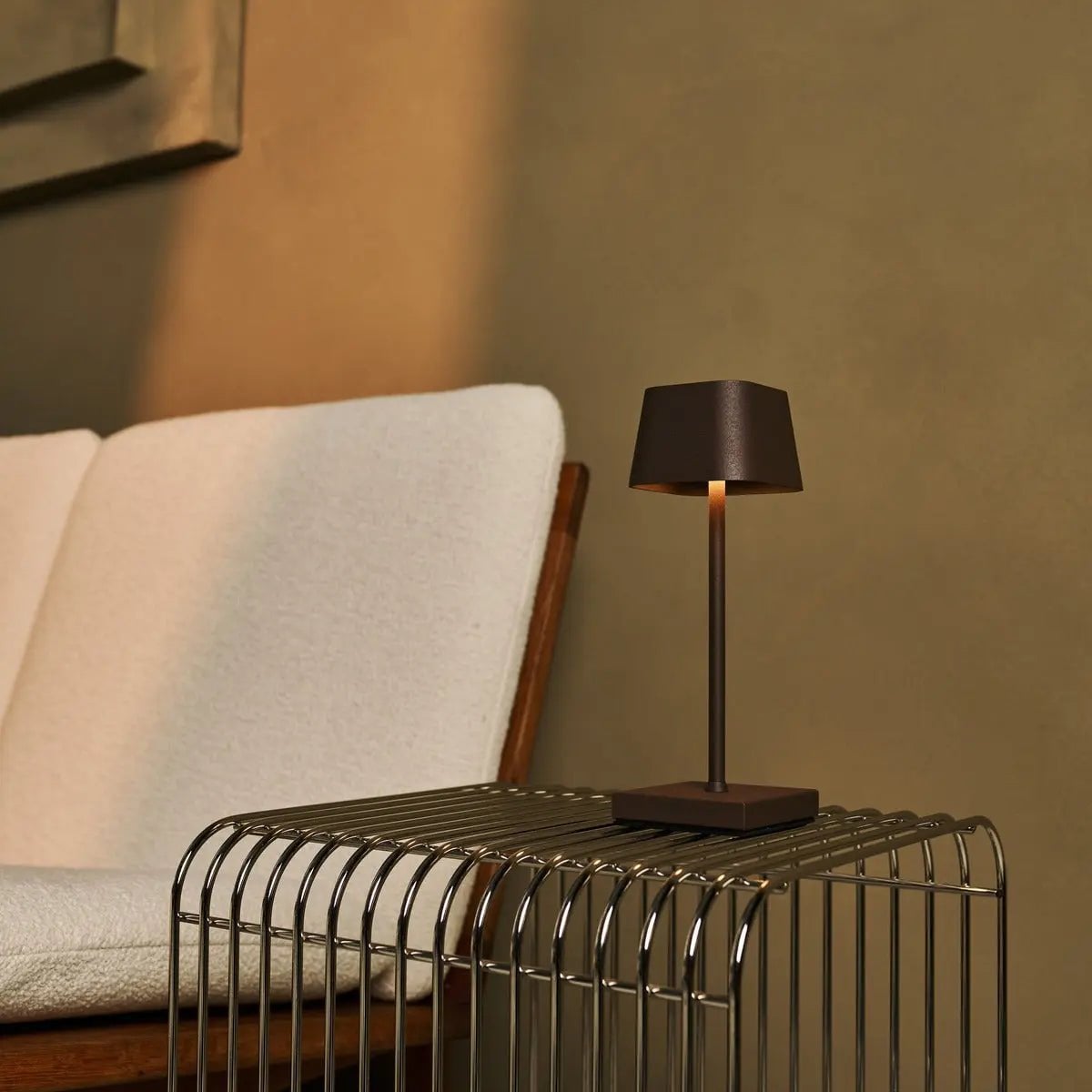 Combiset Professioneel | 4 x Sarphati Mini Mokka Bruin Oplaadbare Tafellampen & 1 x Amstel Oplaadstation