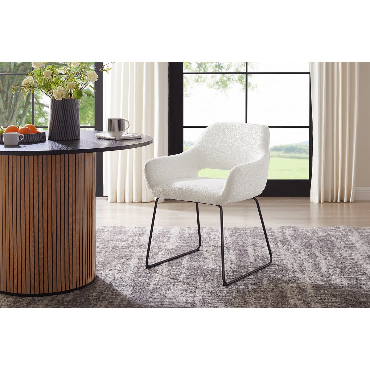 Eetkamerstoel Wit Bouclé met Open Rugleuning – Zwart Sleded Frame - SalesFever - Casanovio