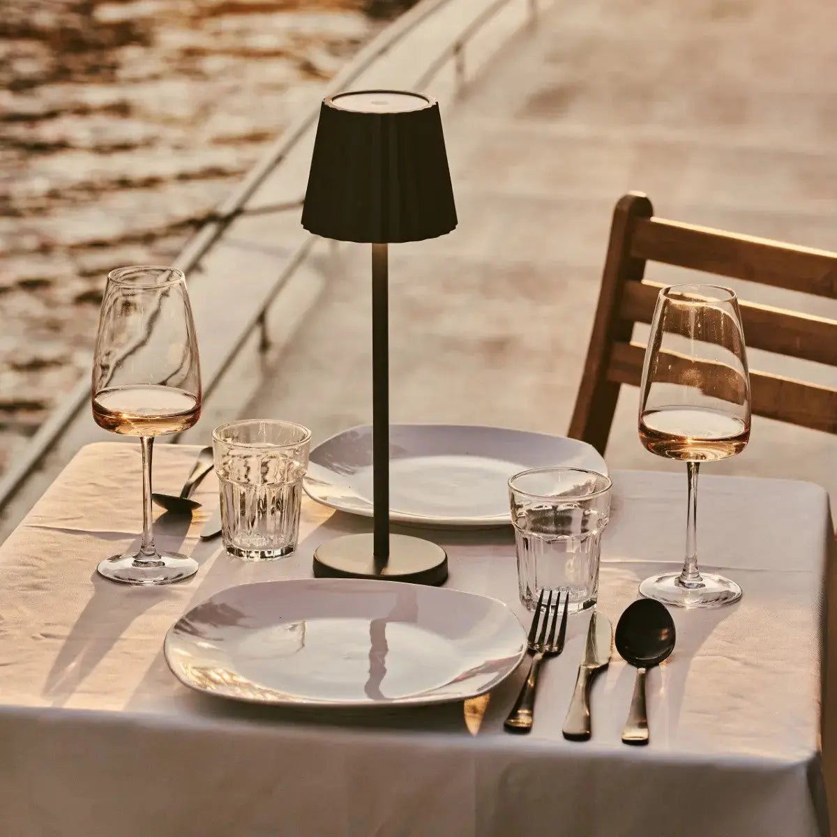 Combiset Professioneel | 4 x Maya Olijfgroene Oplaadbare Tafellampen & 1 x Amstel Oplaadstation