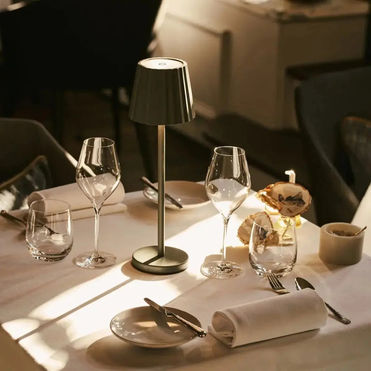 Maya Olijfgroene Geribbelde Tafellamp | 3 lichtmodi, oplaadbaar via laadstation