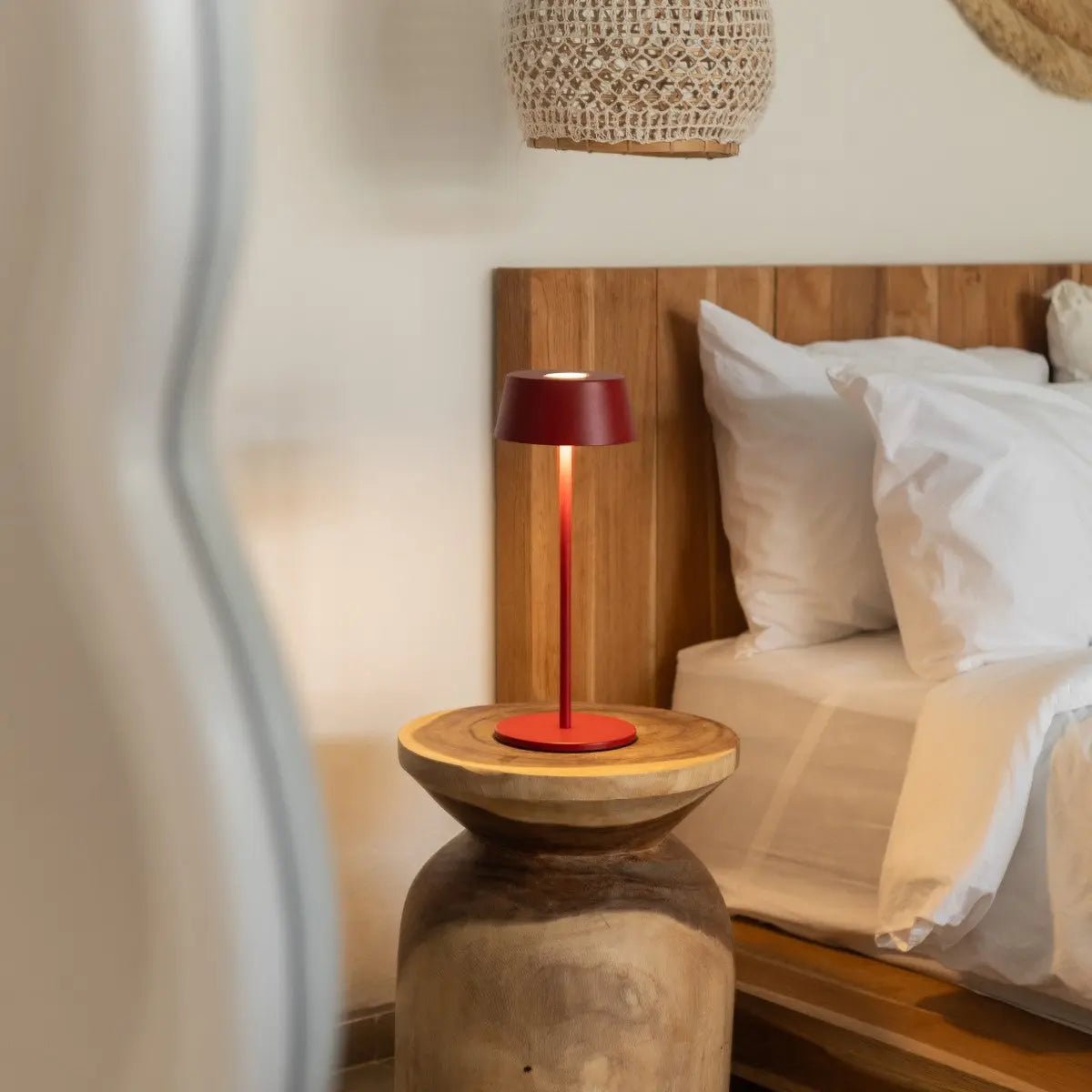 Hugo Berry Rode Oplaadbare Ijzeren Tafellamp | Dimbaar, stijlvol en draadloos
