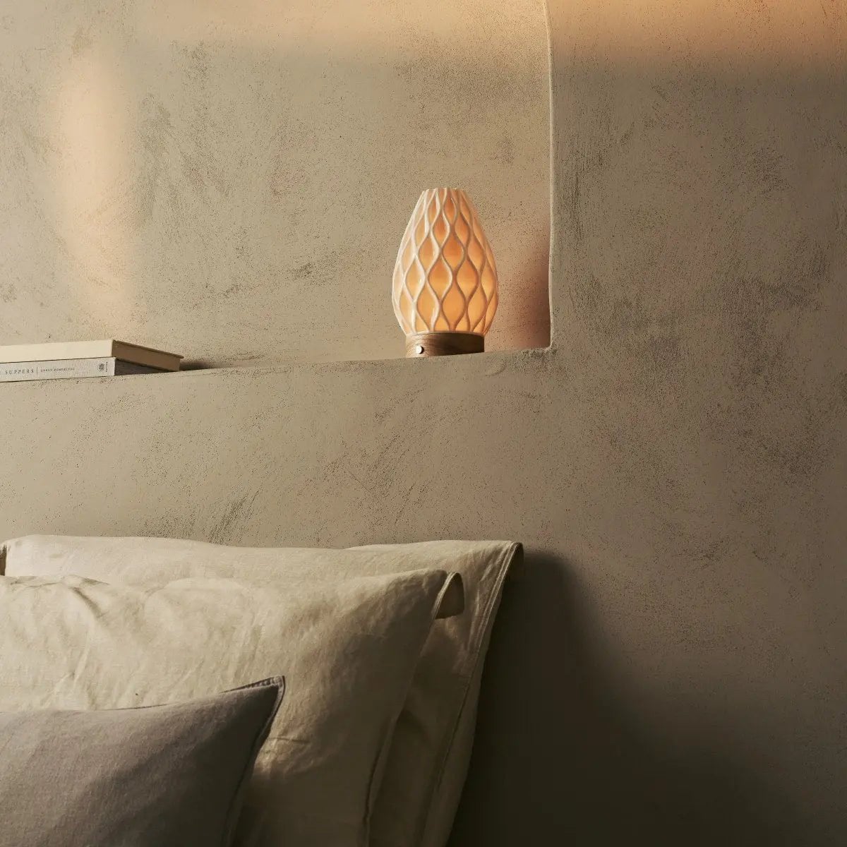 Vela Lichtbruine Houten Snoerloze Tafellamp | 3D-geprint porselein, dimbaar en batterijduur tot 100 uur