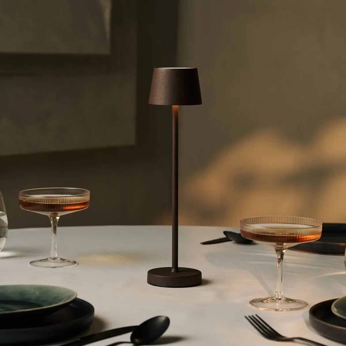 Combiset Professioneel | 4 x Vondel Mini Mokka Bruin Oplaadbare Tafellampen & 1 x Amstel Oplaadstation