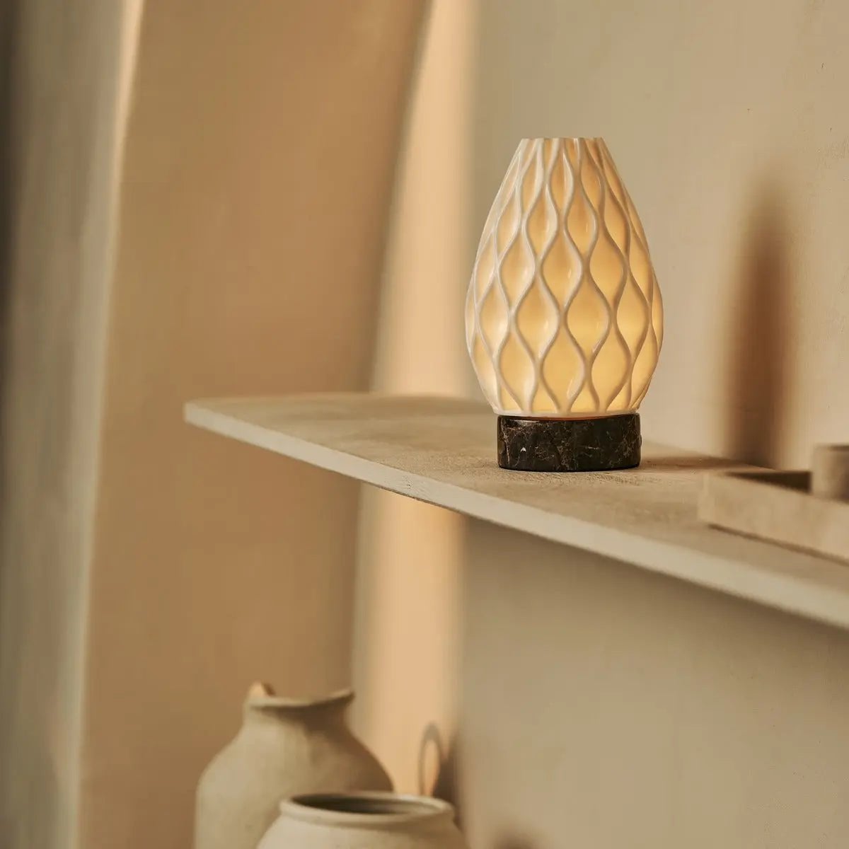 Vela Donkerbruin Marmeren Snoerloze Tafellamp | 3D-geprint porselein, dimbaar en batterijduur tot 100 uur