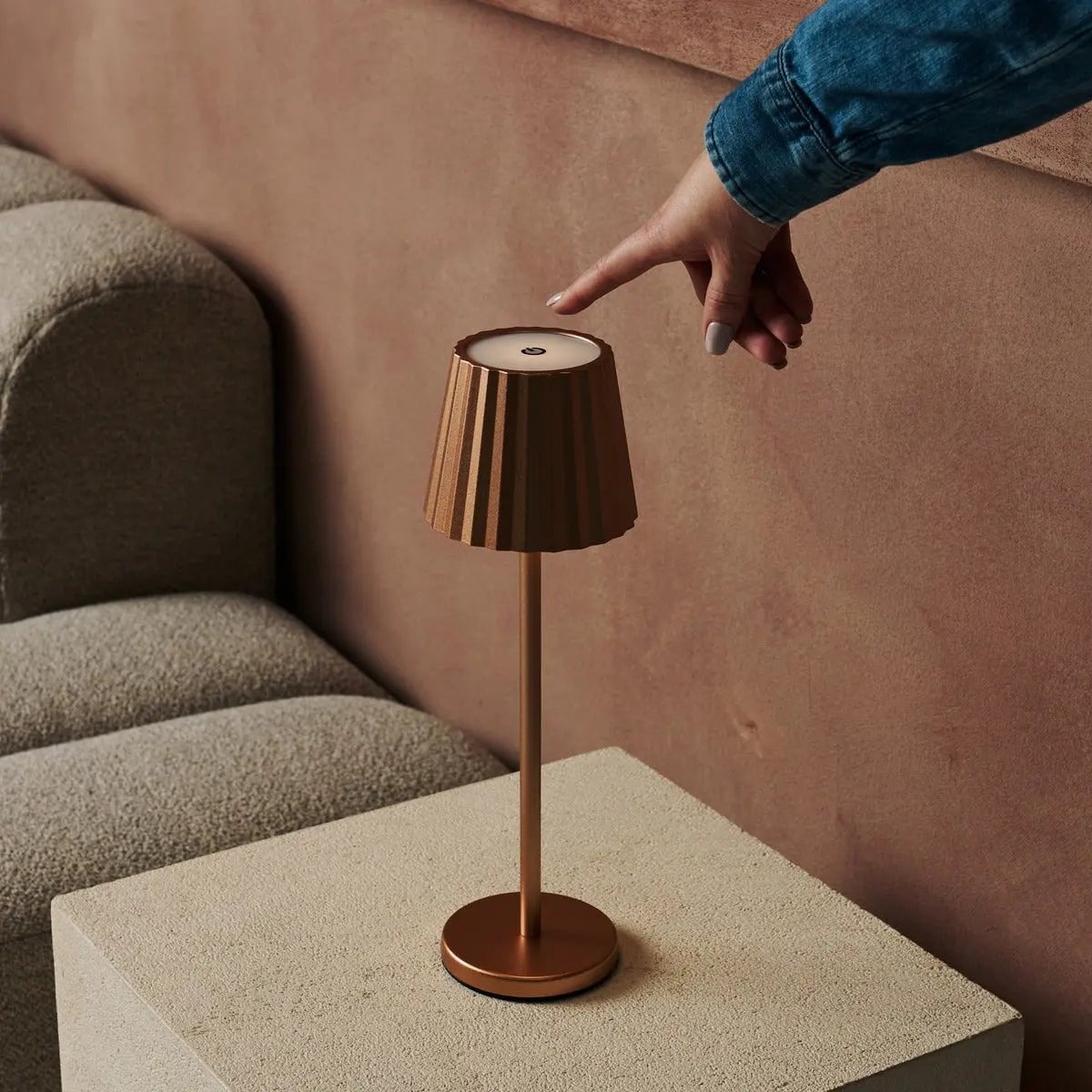 Maya koperen geribbelde tafellamp | 3 lichtmodi en oplaadbaar via laadstation