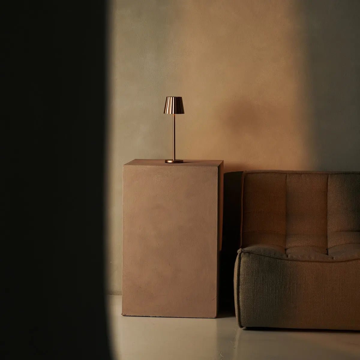 Combiset Professioneel | 4 x Maya koperen oplaadbare tafellampen en 1 x Amstel laadstation