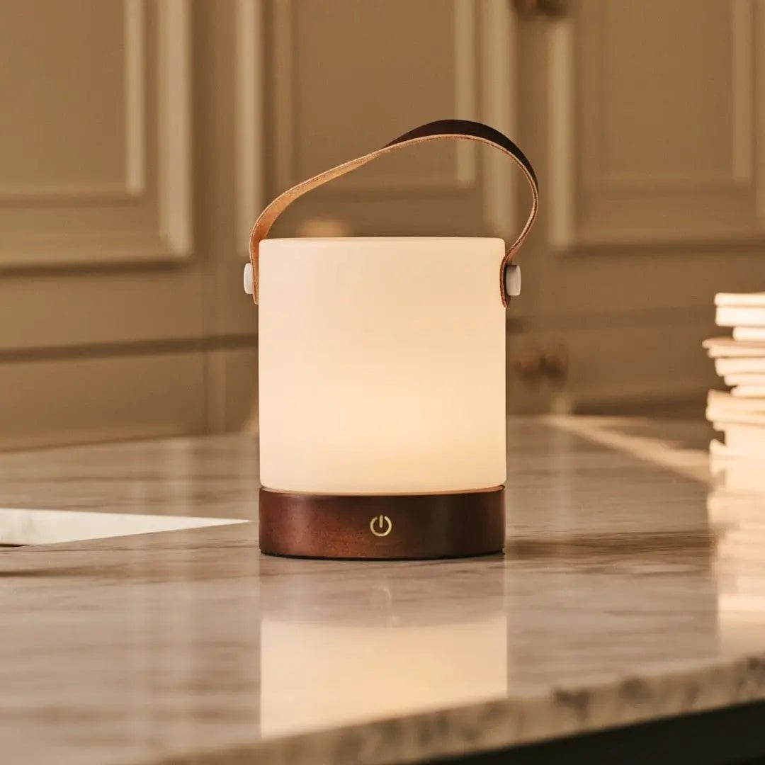Avery Donkerbruine Oplaadbare Houten Tafellamp | Leren band, draadloos en dimbaar