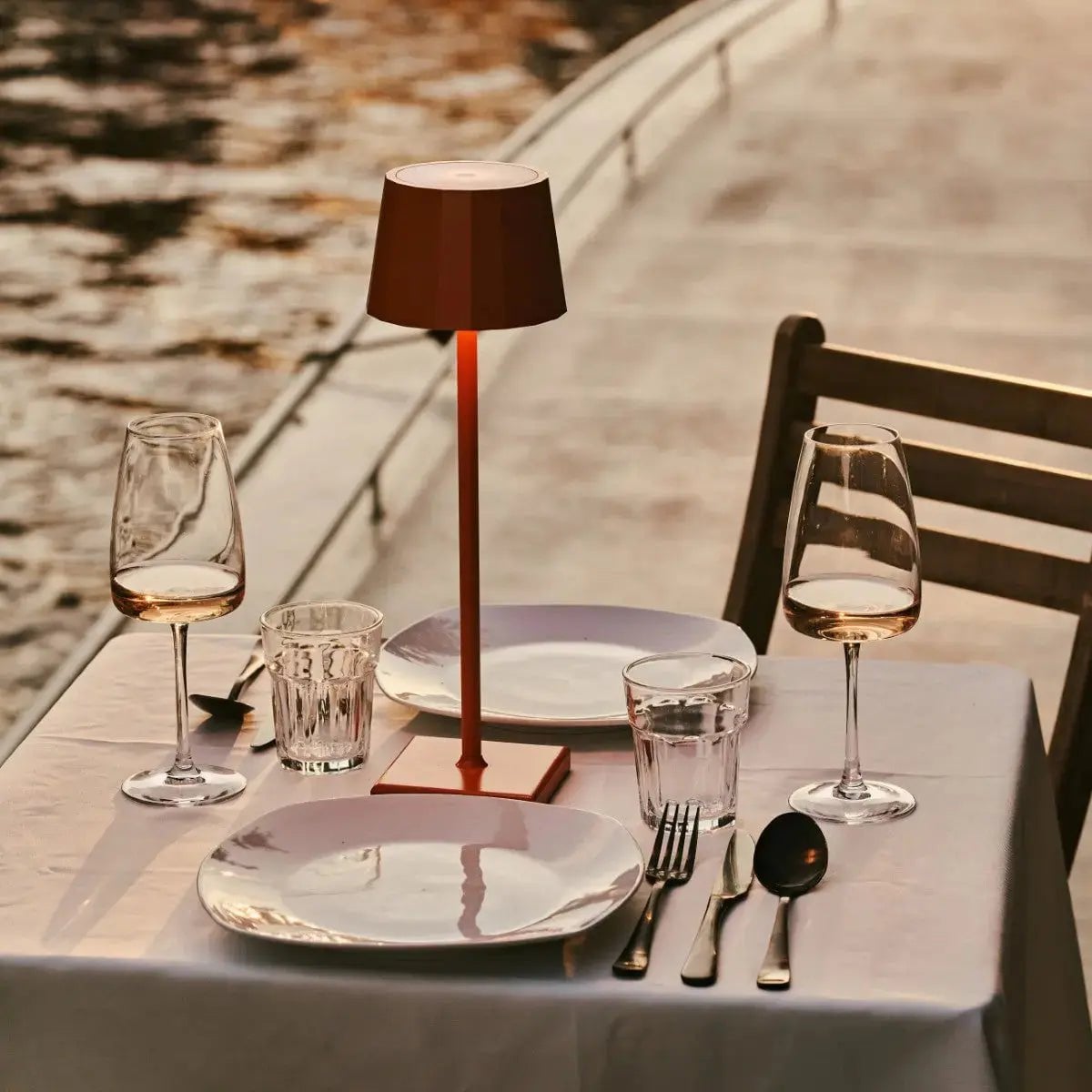 Combiset Professioneel | 4 x Wouter Blossom Oranje Oplaadbare Tafellampen & 1 x Amstel Oplaadstation