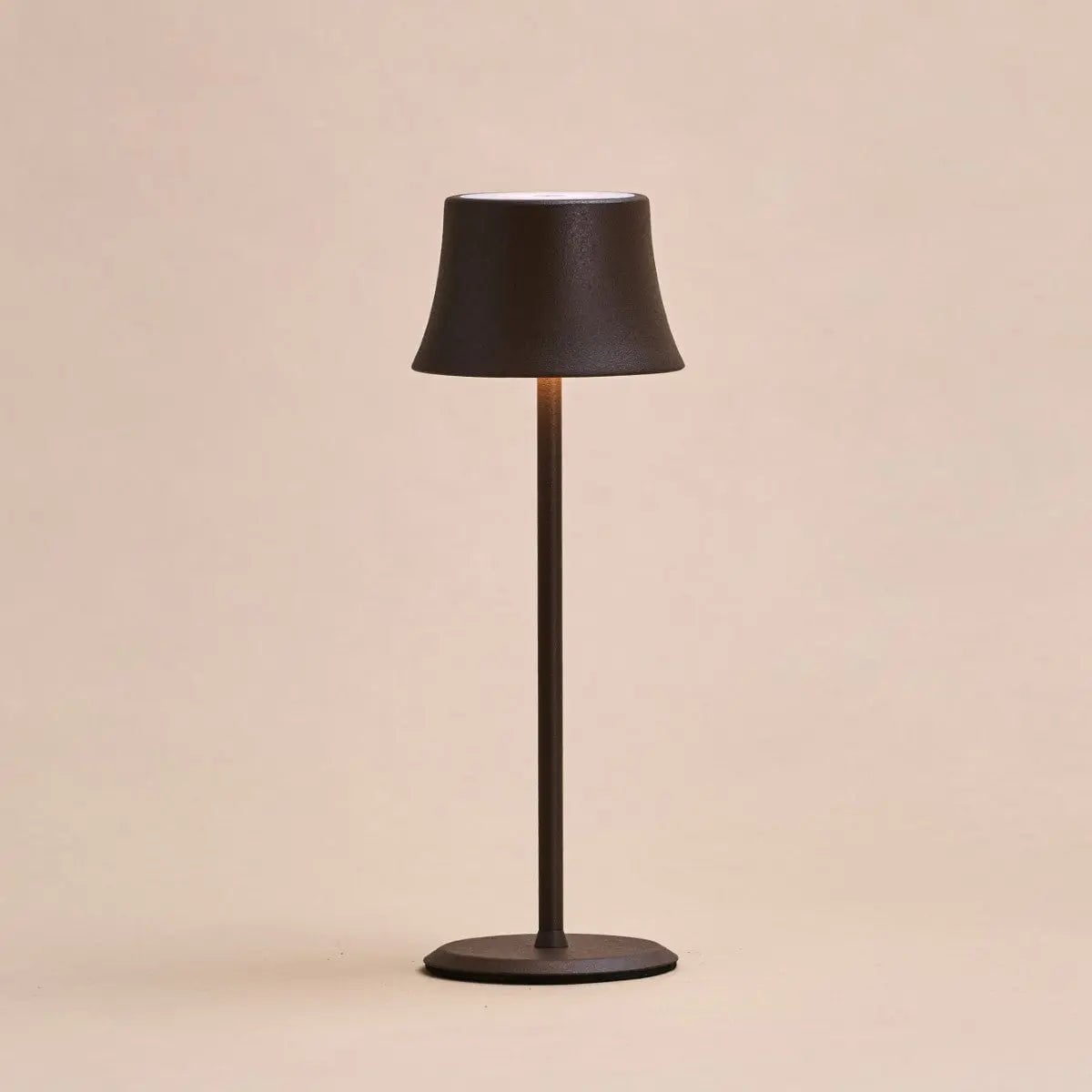 Willy Mini Mocha Brown oplaadbare tafellamp – stijlvol, dimbaar, batterijduur van 60 uur