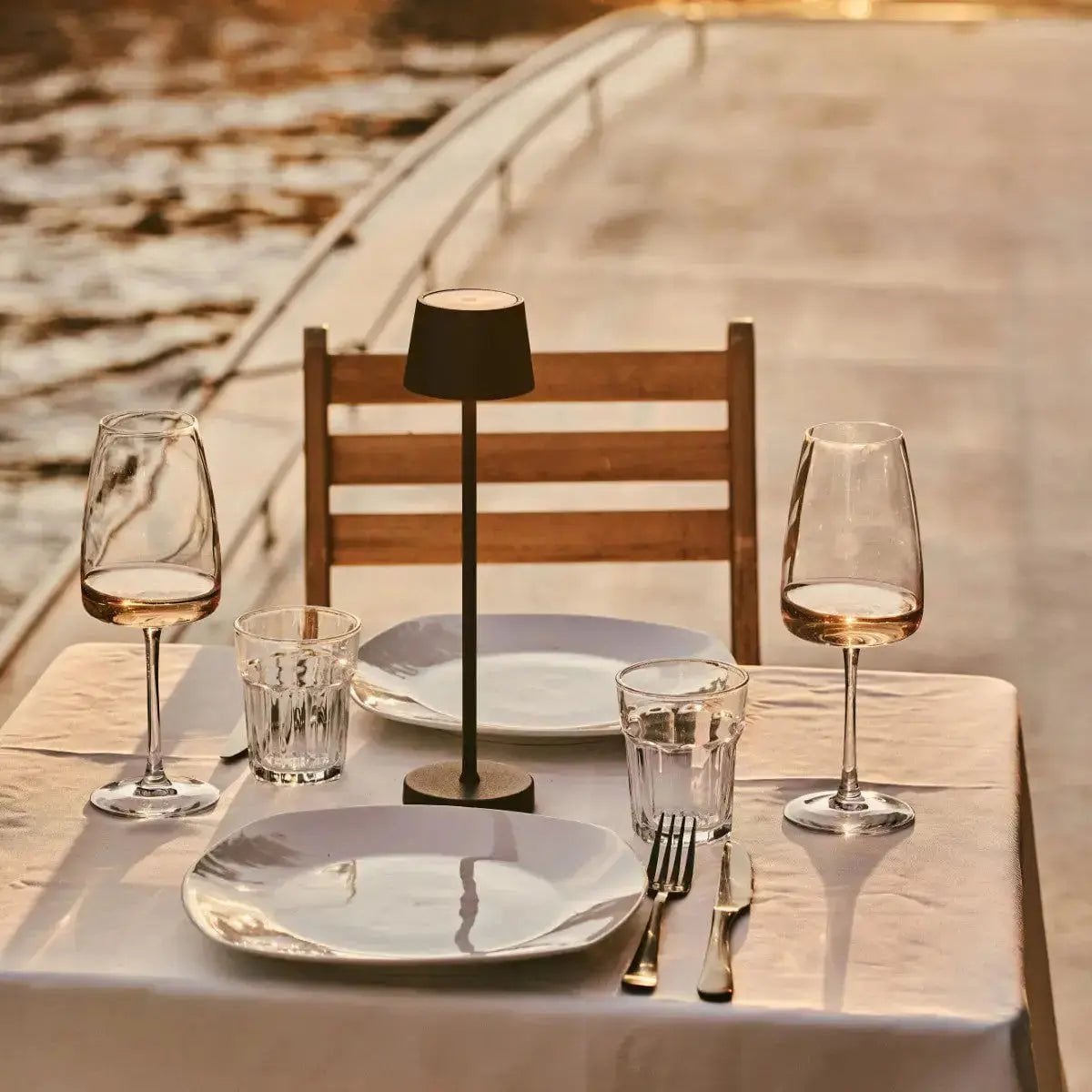 Combiset Professioneel | 4 x Vondel Mini Mokka Bruin Oplaadbare Tafellampen & 1 x Amstel Oplaadstation