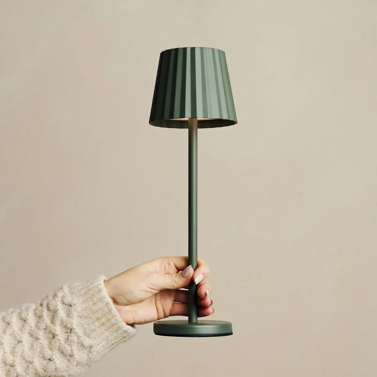 Maya Olijfgroene Geribbelde Tafellamp | 3 lichtmodi, oplaadbaar via laadstation