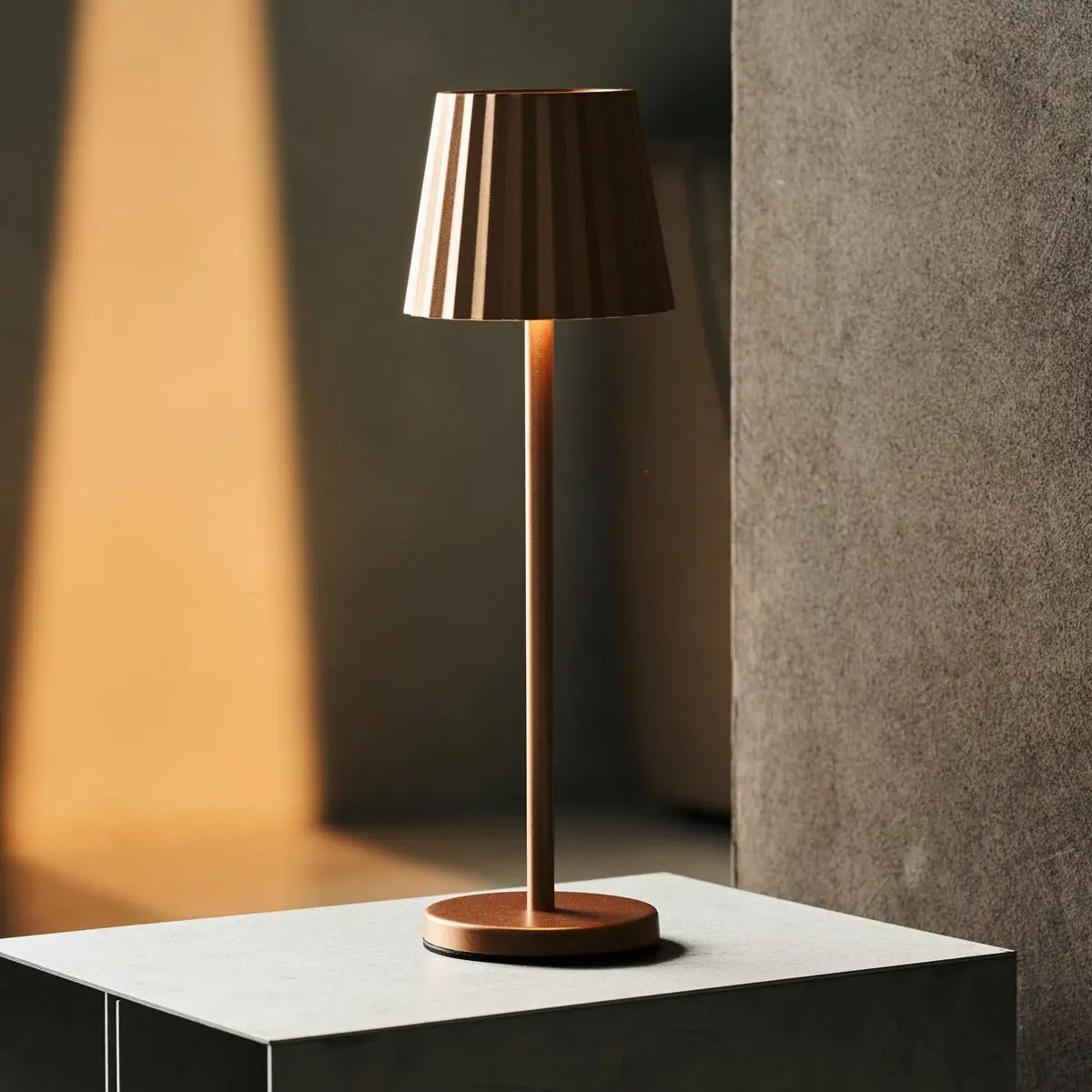 Maya koperen geribbelde tafellamp | 3 lichtmodi en oplaadbaar via laadstation