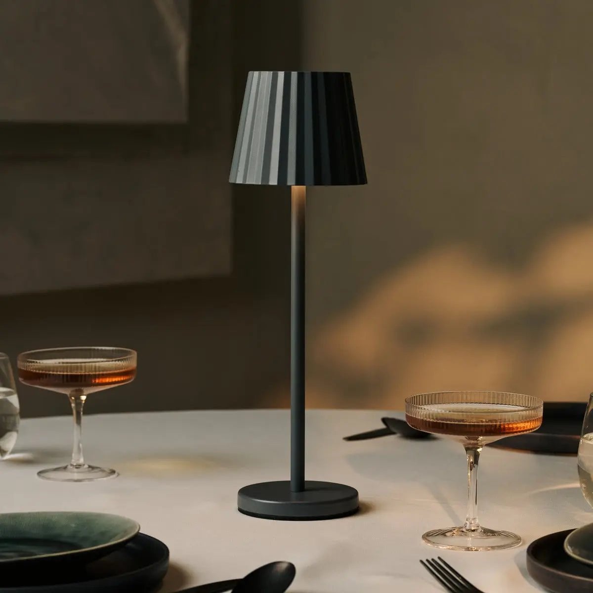 Maya steengrijze geribbelde tafellamp gemaakt | 3 lichtmodi en oplaadbaar via laadstation